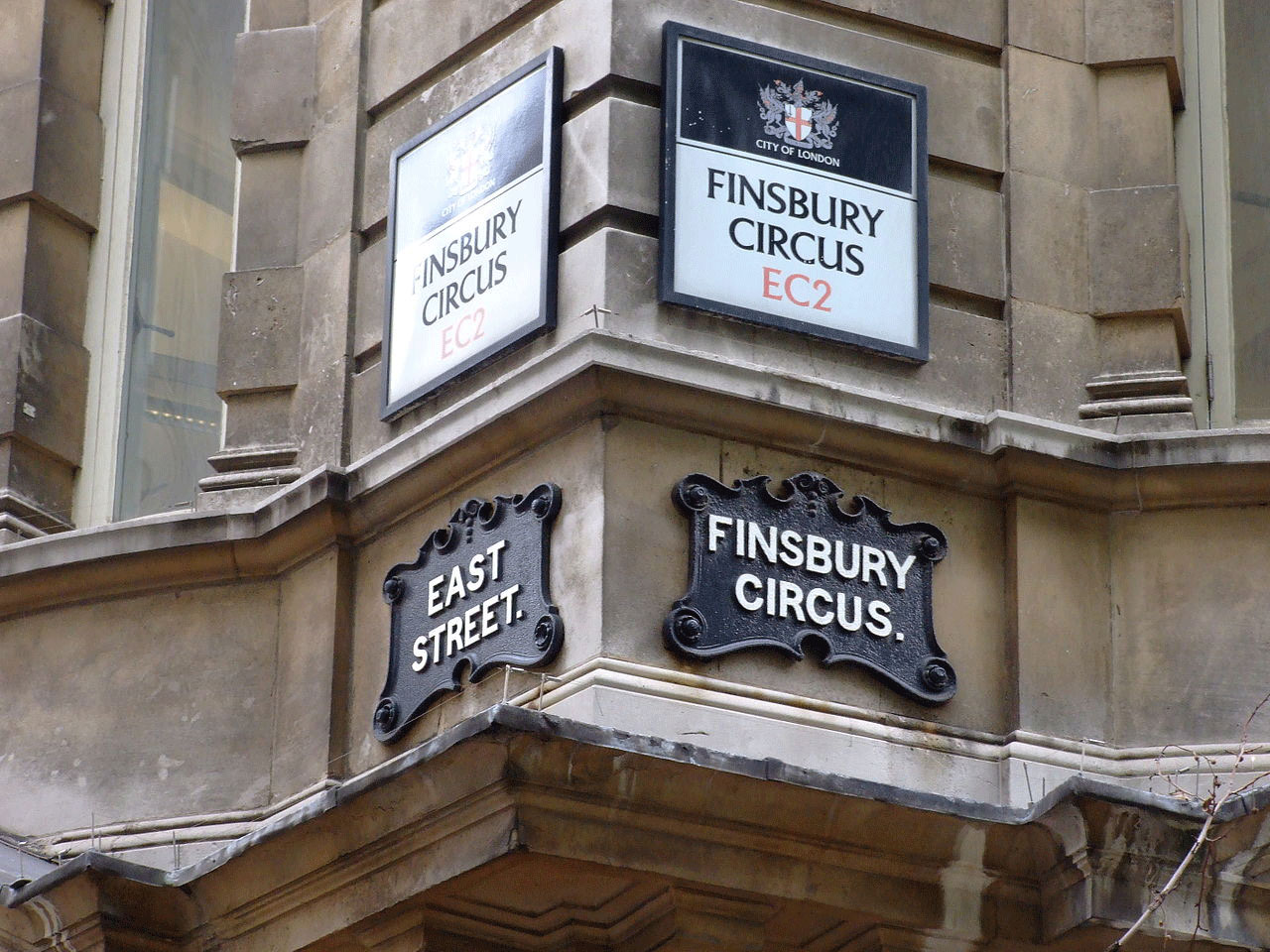 Finsbury_Circus-Street_Signs.jpg